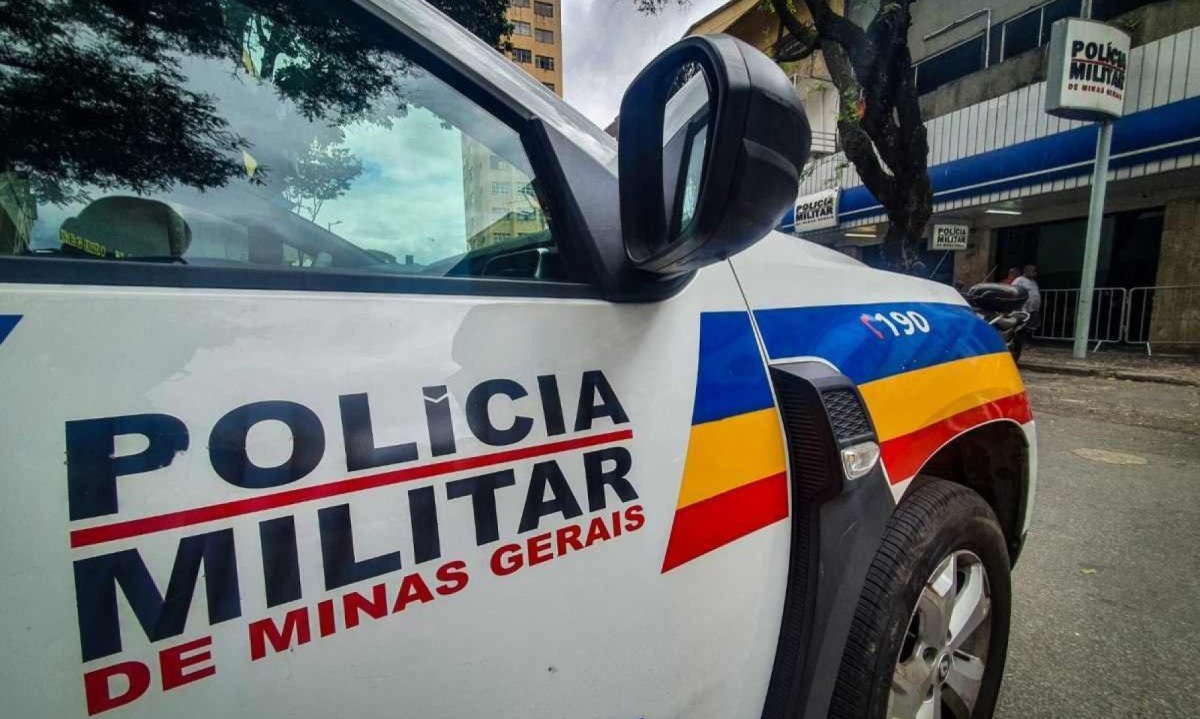 Segundo o registro policial, a flecha de madeira atravessou o tênis e o pé da vítima. Ela foi atendida e teve que levar pontos para fechar o ferimento -  (crédito: Leandro Couri / EM / D.A Press)