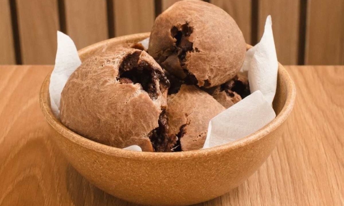 Pão de queijo de chocolate: o ingrediente doce muda a cor e o sabor da massa, que continua a ter queijo da Serra da Canastra -  (crédito: Thiago Costa/Divulgação)