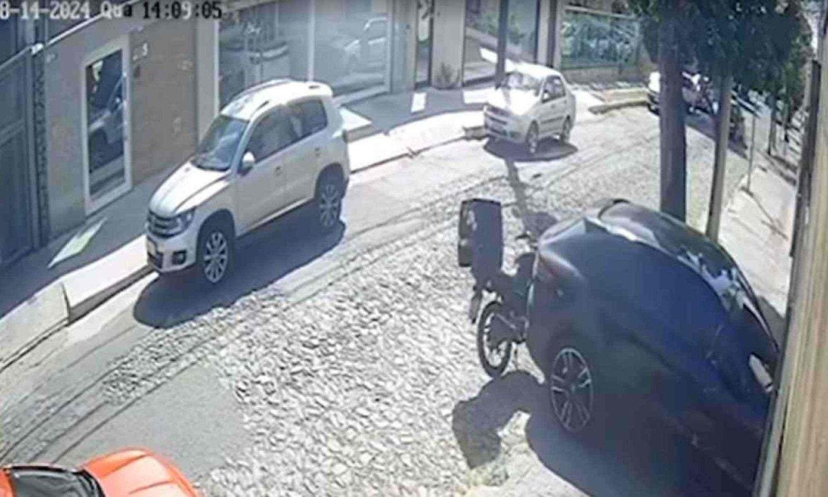 Imagens feitas por vizinhos mostram o momento em que o motorista do Porsche acerta a motocicleta que estava estacionada em frente ao prédio -  (crédito: Reprodução)