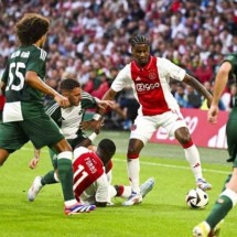 Jogadores de Ajax e Panathinaikos em disputa de bola na fase preliminar da Liga Europa -  (crédito: Foto: Olaf Kraak/AFP via Getty Images)