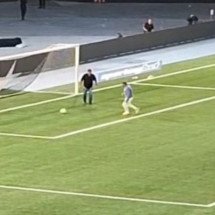 John Textor bate bola no Nilton Santos após vitória do Botafogo sobre o Palmeiras -  (crédito: Foto: Reprodução/ESPN)