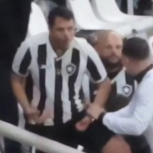 Elemento com a camisa do Botafogo perde a linha no Nilton Santos  -  (crédito:  Reprodução/Instagram @tossiro)