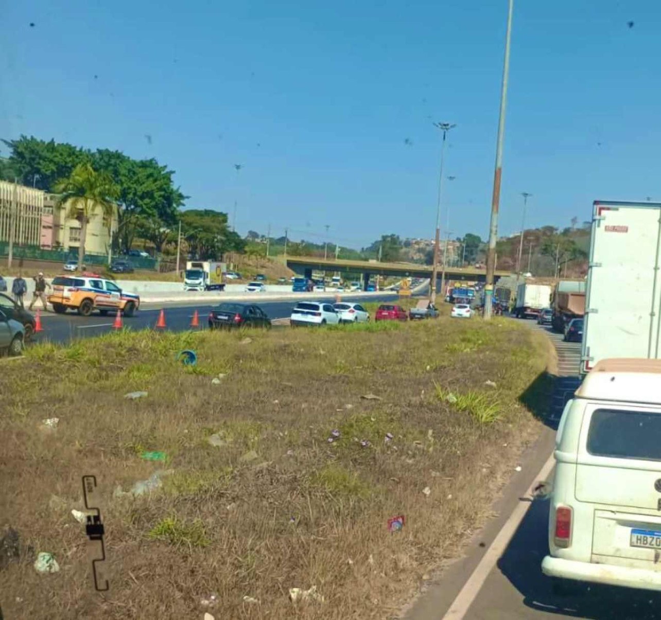 Motorista passa mal, bate em mureta e interdita Anel Rodoviário, em BH