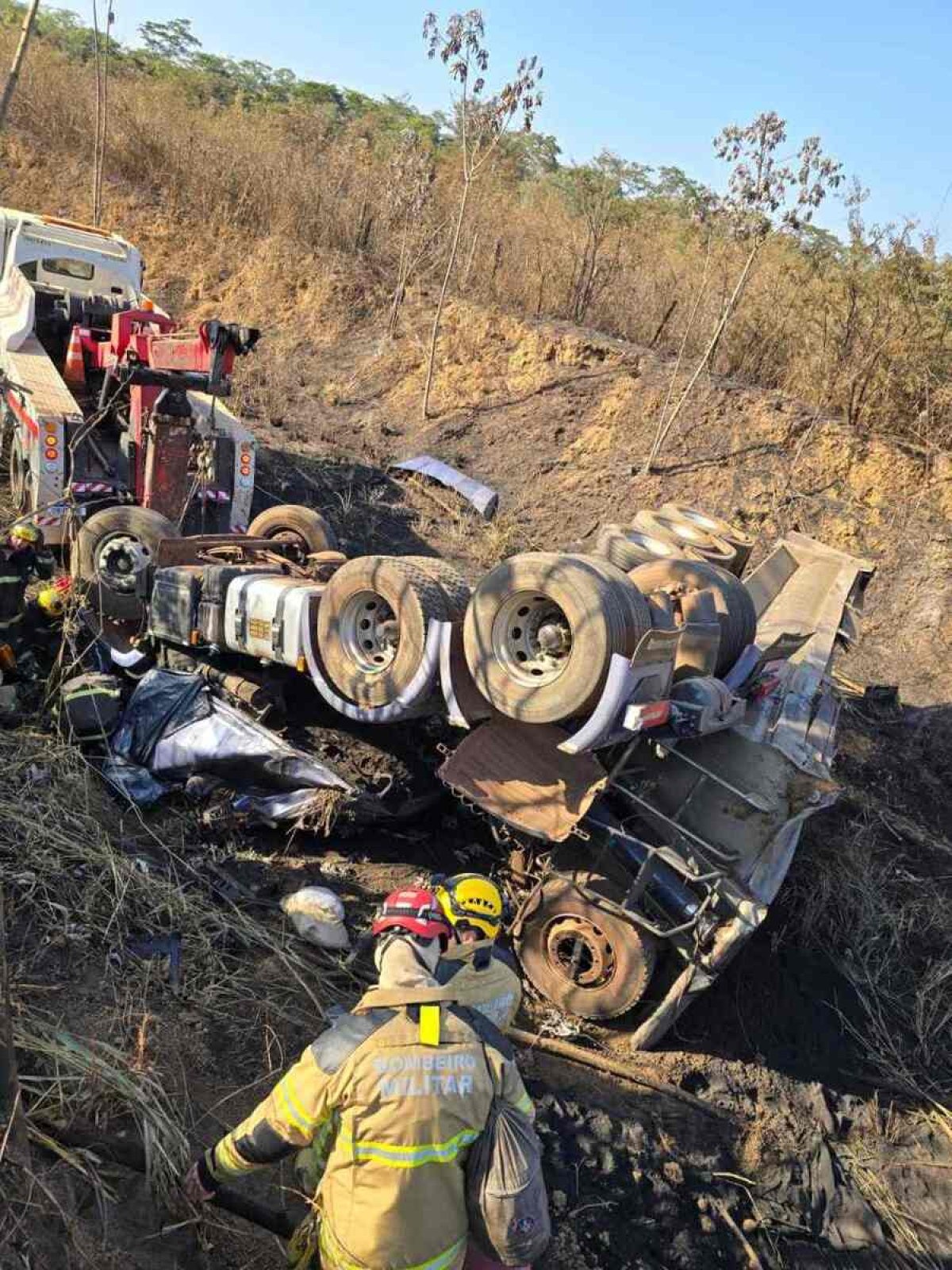 MG: motorista de carreta morre em capotamento na BR-262