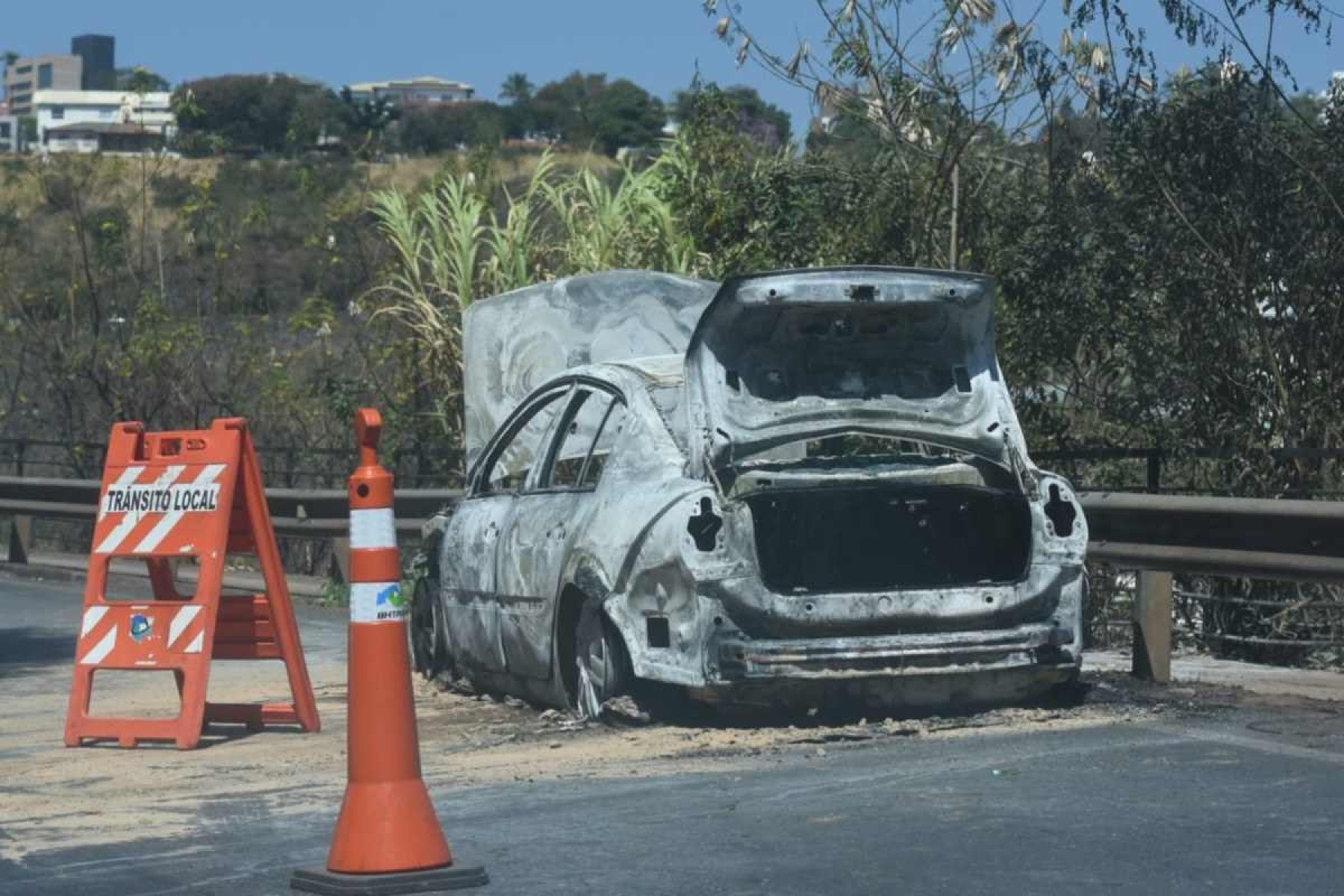 Carro pega fogo na BR-356 e complica trânsito na região Centro-Sul de BH