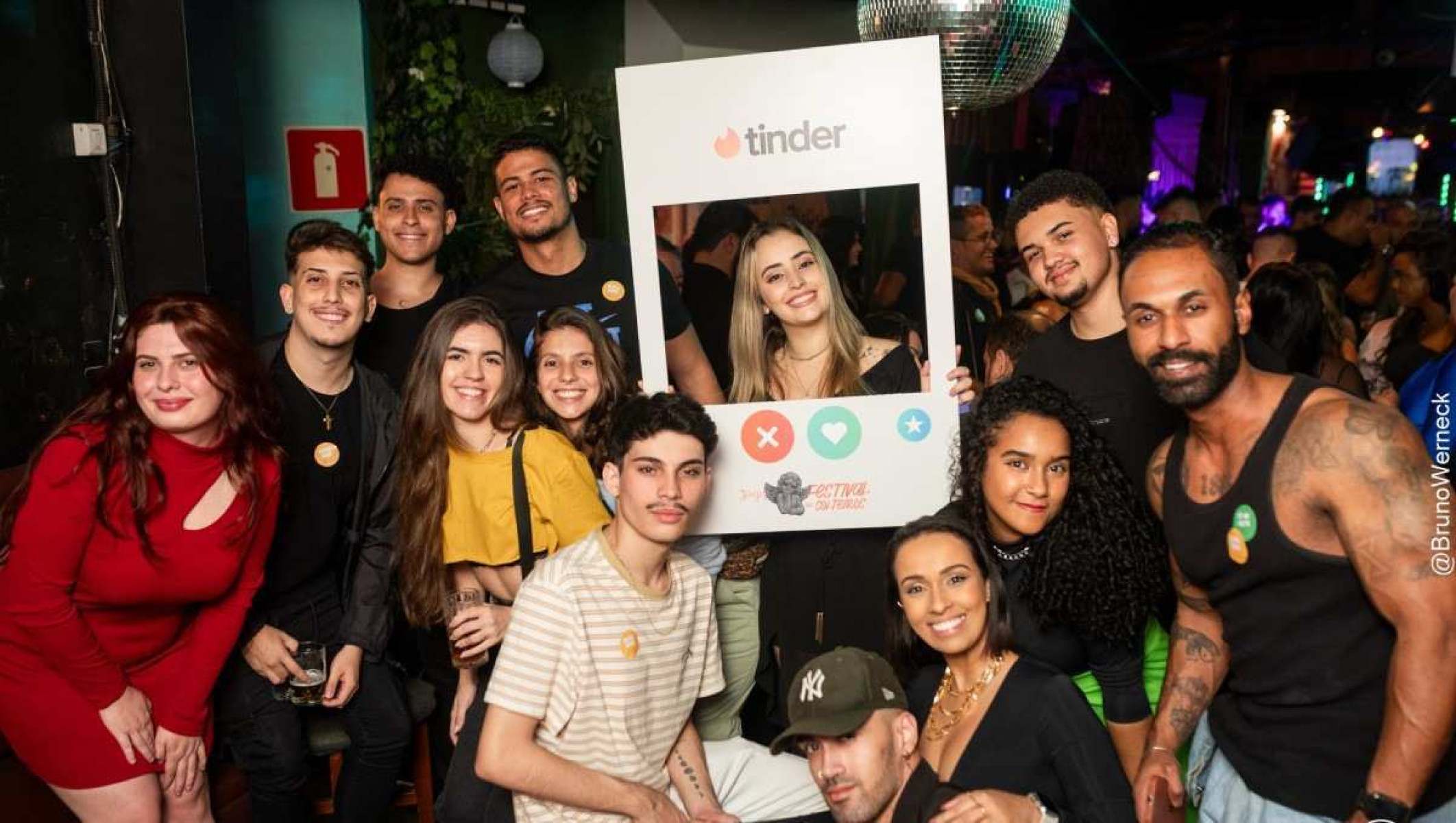 Dia dos solteiros: bar em BH promove ‘festa Tinder’