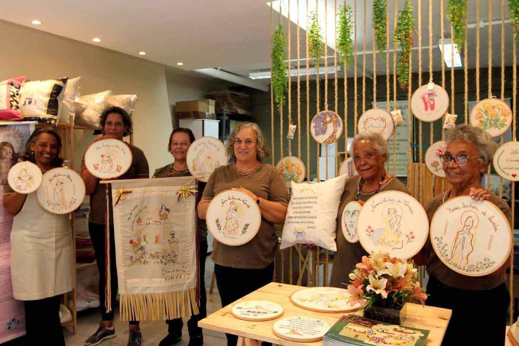 Devoção na ponta dos dedos: as mulheres que mantêm viva a arte do bordado