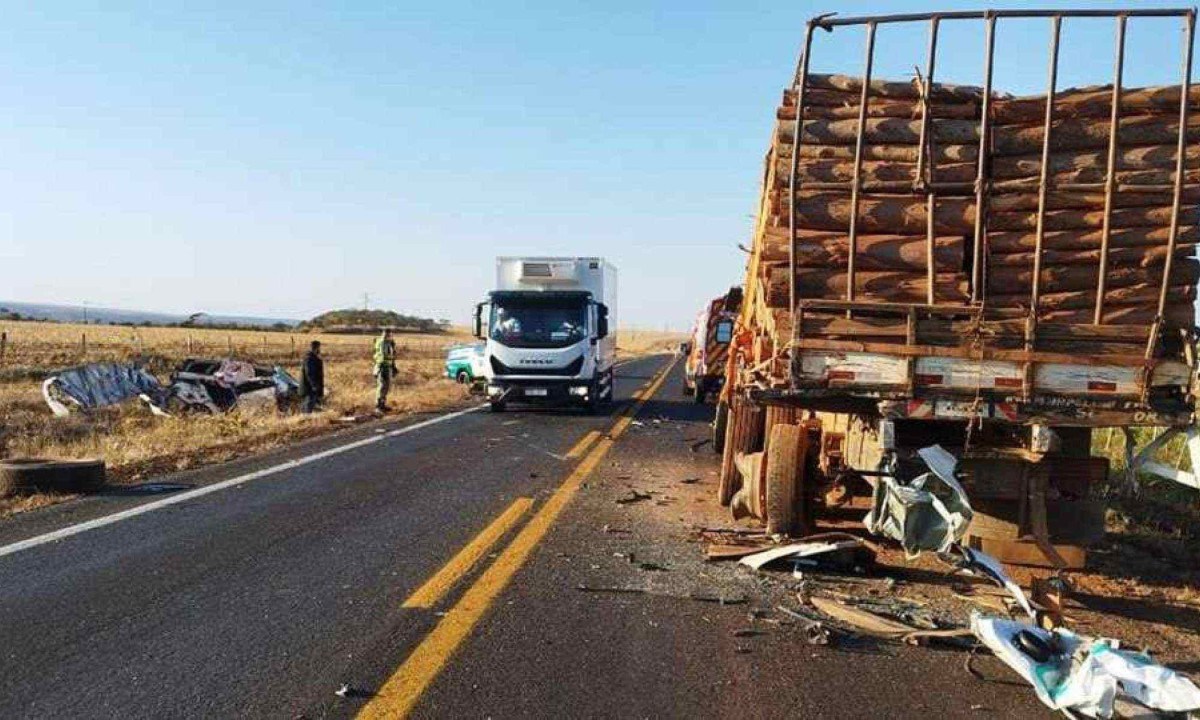 Mulher grávida morre em acidente entre carro e caminhão na Chapada dos Veadeiros -  (crédito: Divulgação/Corpo de Bombeiros de Planaltina de Goiás)