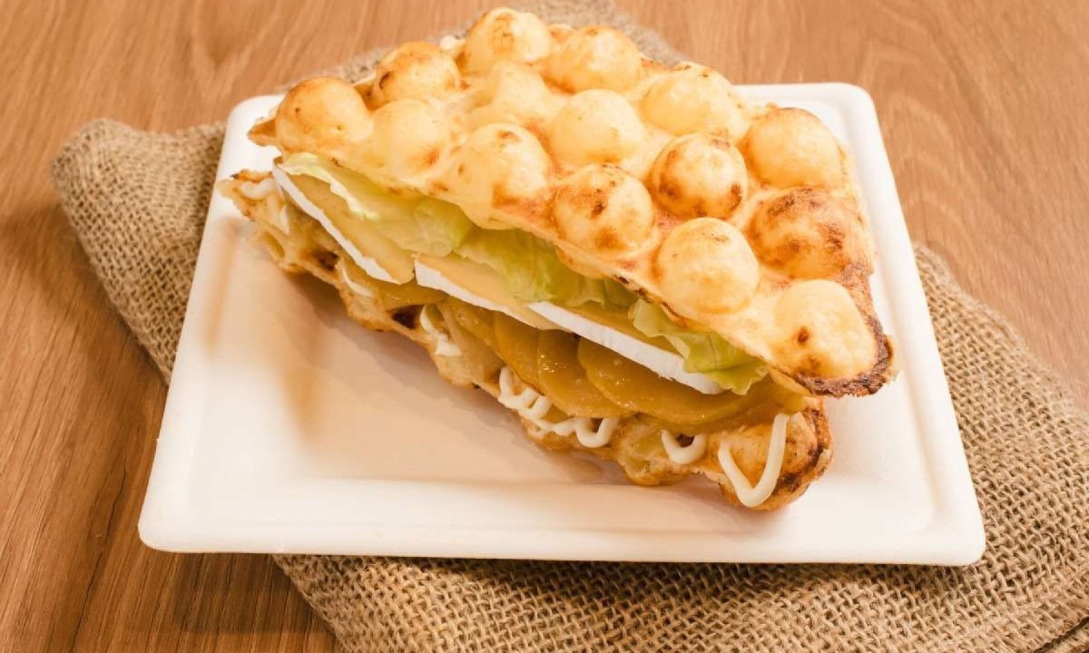 o Bubble Cheese é um pão de queijo em formato de waffle