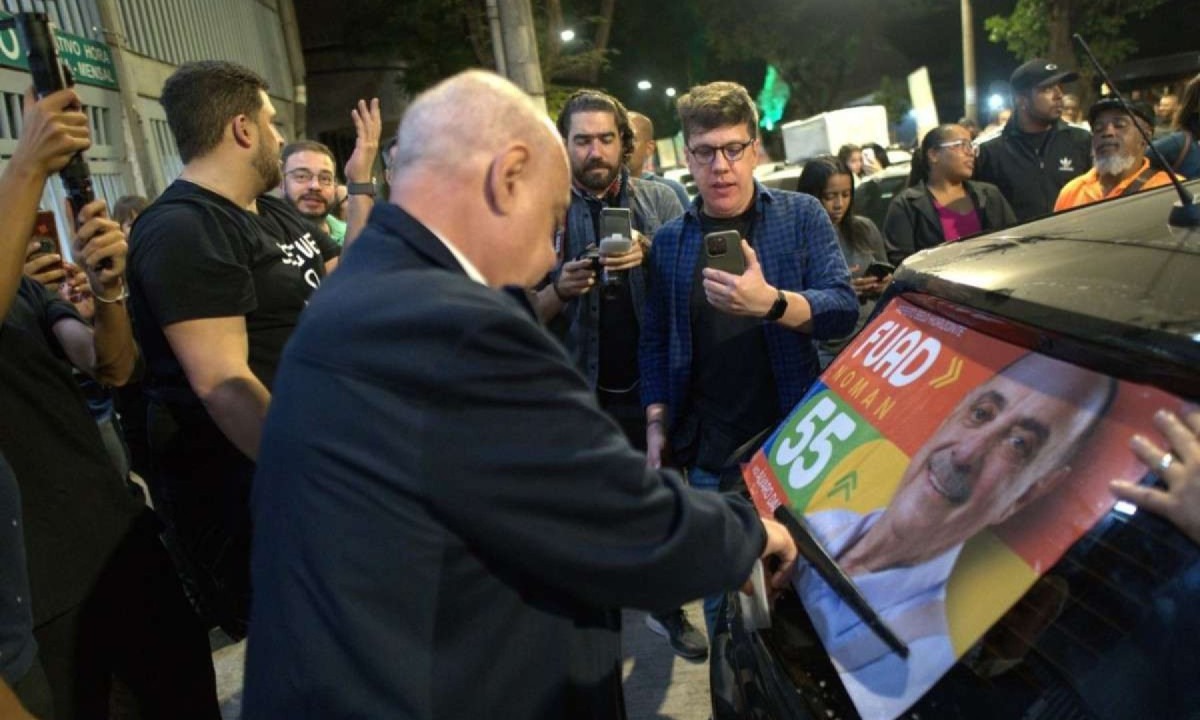 Candidato à reeleição, prefeito Fuad Noman (PSD) começou a campanha colocando adesivos nos carros de aliados na madrugada desta sexta  -  (crédito: Divulgação/campanha)