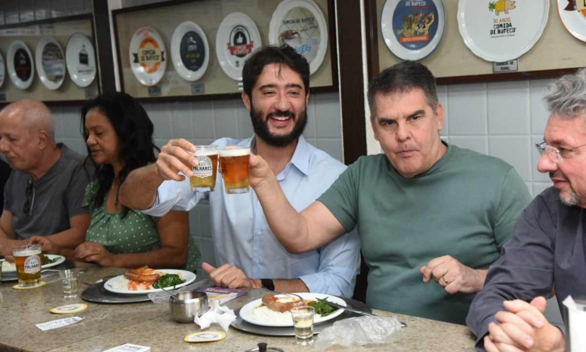 Gabriel Azevedo e Paulo Brant almoçaram e tomaram cerveja no centro de BH -  (crédito: Gladyston Rodrigues/EM/D.A Press)