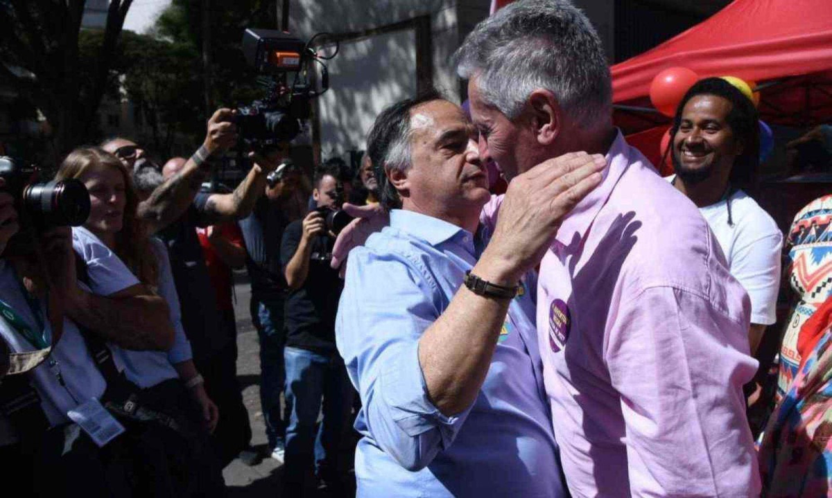 Os candidatos à PBH Mauro Tramonte e Rogério Correia se abraçam durante campanha na Praça Sete -  (crédito: Gladyston Rodrigues/EM/D.A Press)