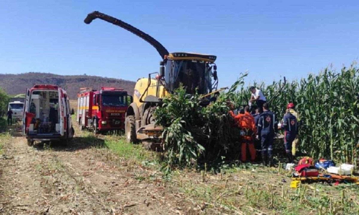 Vítima ficou presa entre duas pás colheitadeiras da máquina agrícola -  (crédito: CBMMG)