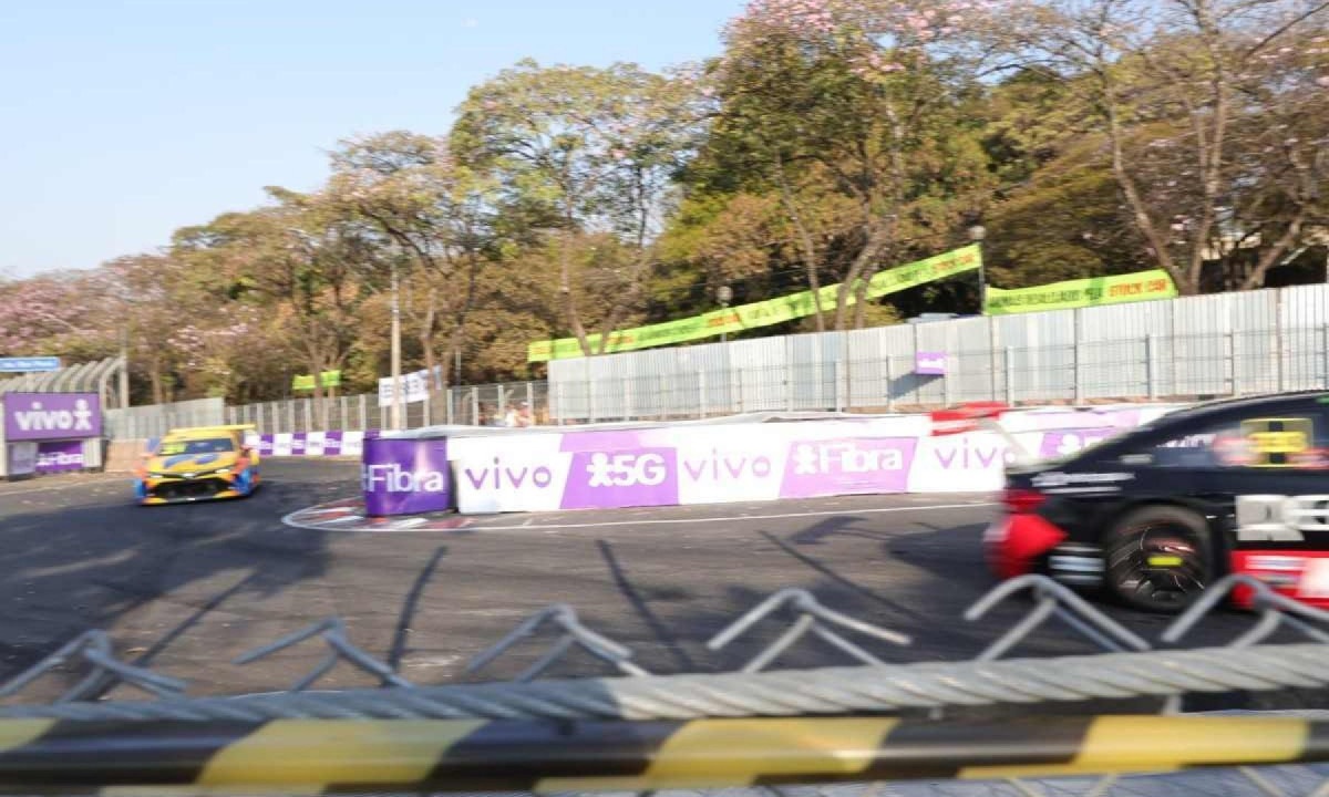 Nesta sexta-feira (16/8), pilotos puderam fazer treinos livres na pista construída no entorno do Mineirão para o BH Stock Festival  -  (crédito: Marcos Vieira / EM / D.A Press)