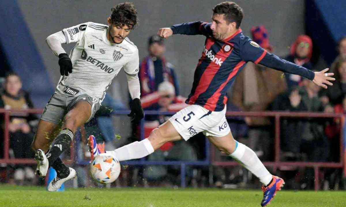 Diante do San Lorenzo-ARG, pelas oitavas de final da Libertadores, Galo teve 65% de posse de bola no jogo, mas ficou no empate por 1 a 1 -  (crédito: JUAN MABROMATA / AFP)