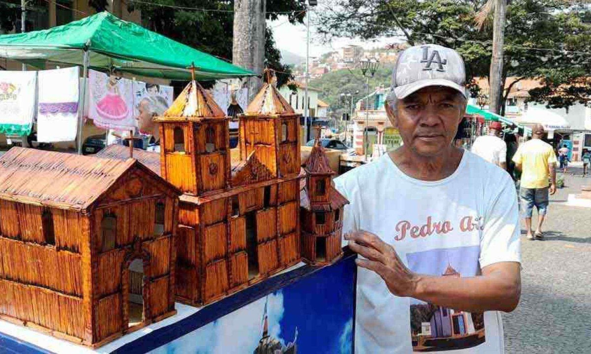 Pedro Lúcio da Silva, o Pedro artes, de Sabará, recria igrejas e capelas da cidade com talento e milhares de palitos de fósforo -  (crédito: Gustavo Werneck/EM/D.A Press)