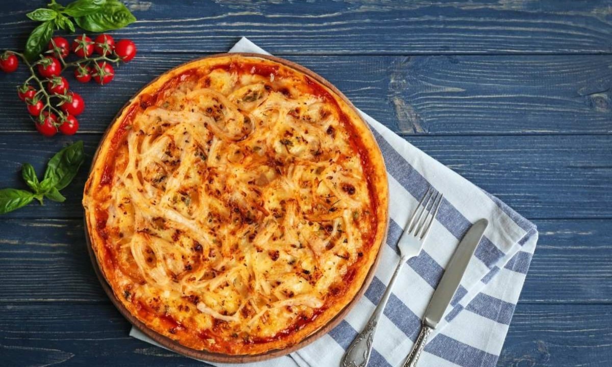 Lançada há dois anos, a pizza de pão de queijo da Nuu Alimentos tem recheios mineiros, entre eles frango defumado e requeijão -  (crédito: Nuu Alimentos/Divulgação)