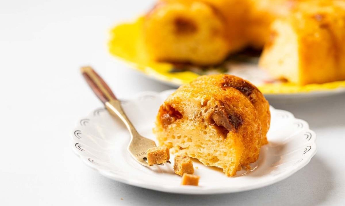 Pedaços de doce de leite são incorporados à massa do bolo de pão de queijo