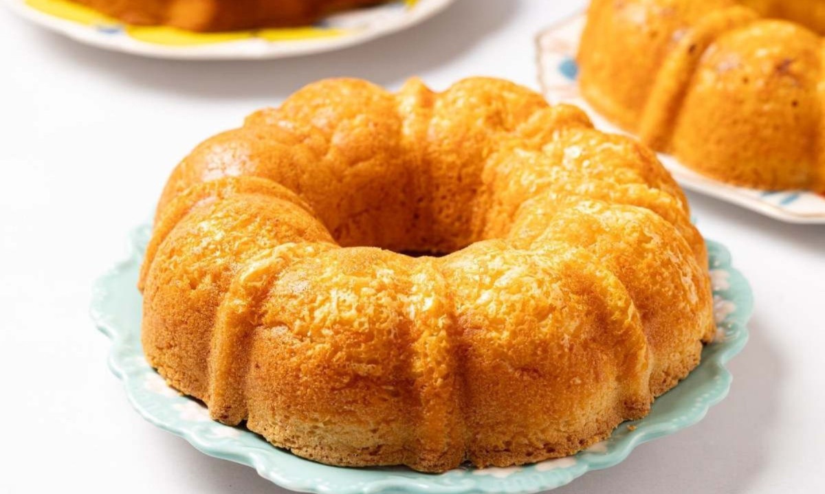 A massa do bolo de pão de queijo tem polvilho, mix de queijos mineiros curados, ovos, leite, água, óleo, fermento e sal