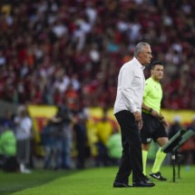 Tite orienta jogadores do Flamengo à beira do gramado do Maracanã -  (crédito: Foto: Gilvan de Souza/CRF)