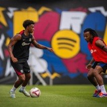 Jogadores do Barcelona durante treinamento da equipe  -  (crédito: Foto: Divulgação/Barcelona)