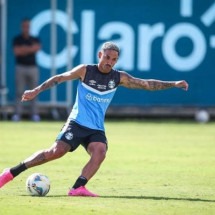 Jhonata Robert durante treino do Grêmio -  (crédito: Foto: Lucas Uebel/Grêmio FBPA)