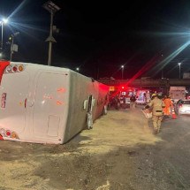 Ônibus metropolitano tomba na BR-040 e deixa passageiros feridos - CBMMG/Divulgação 