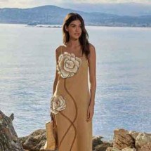  Pingentes perolados nos vestidos ou aplicações de flores