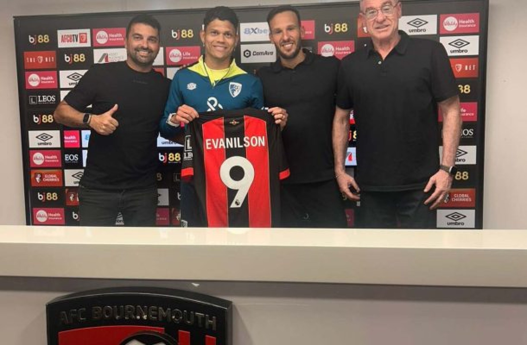 Bournemouth anuncia contratação de ex-Fluminense