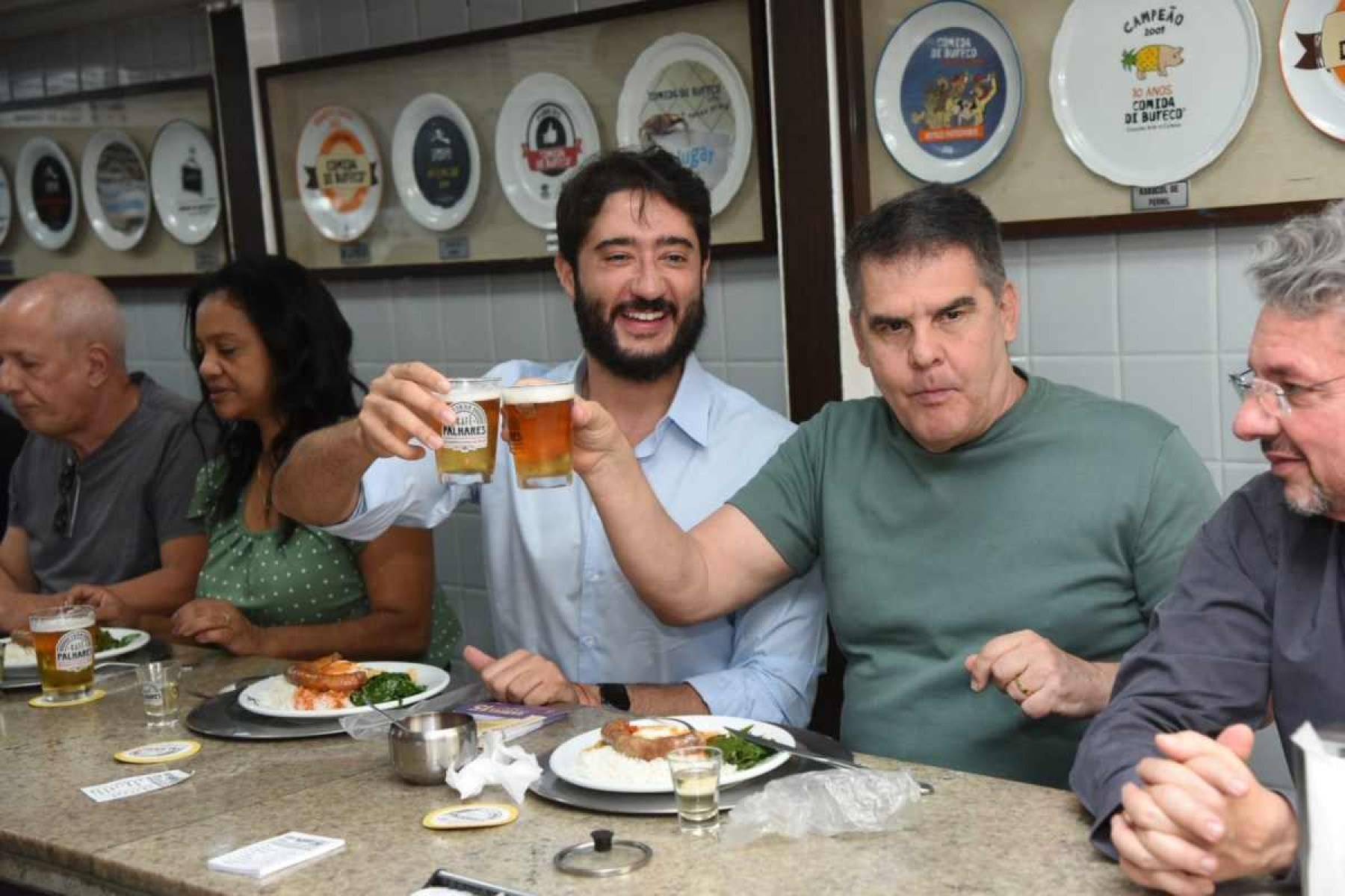 Gabriel Azevedo inicia campanha à PBH com 'kaol' e cerveja em bar no centro