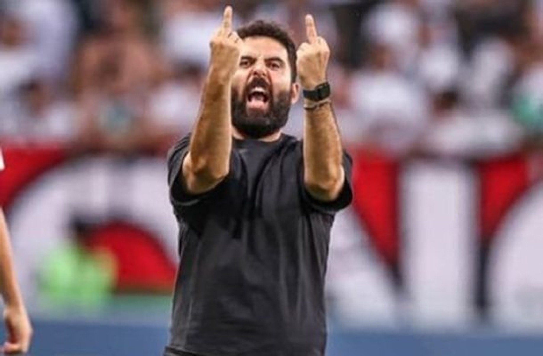 Técnico faz gesto obsceno para torcida adversária após vaga na Liga Conferência