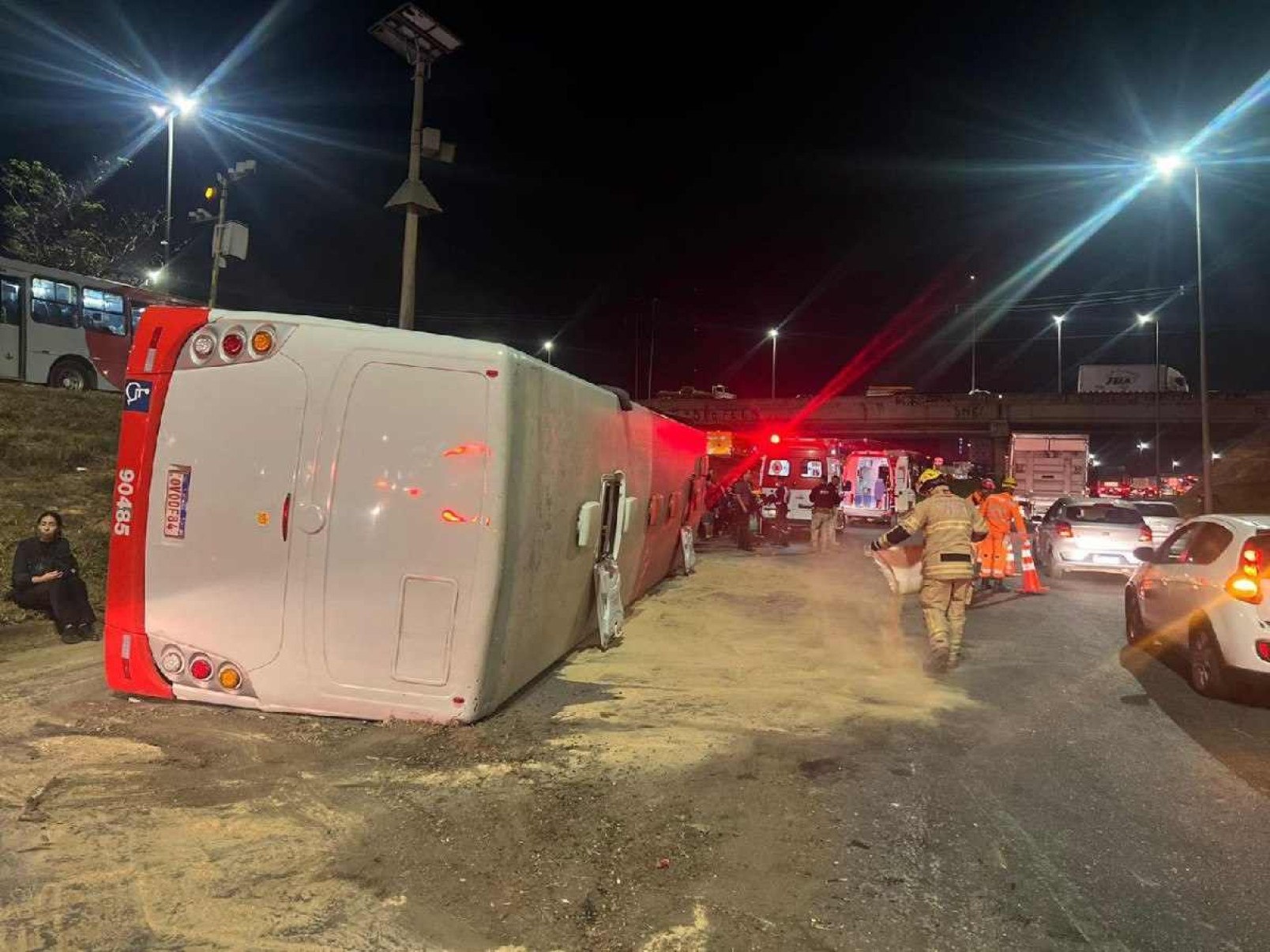 Ônibus metropolitano tomba na BR-040 e deixa passageiros feridos