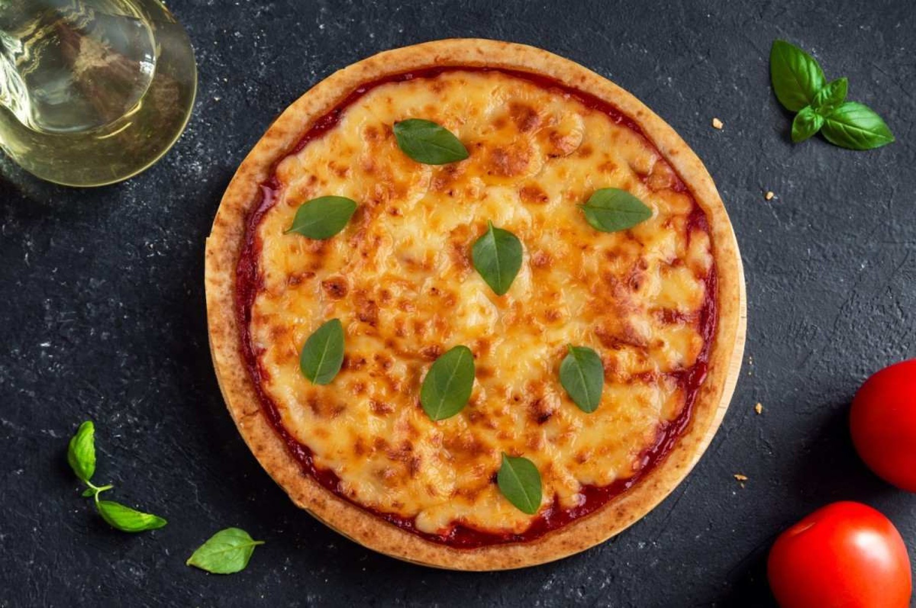 Clássico inédito: pizza de pão de queijo com cobertura de molho de tomate, queijo e manjericão