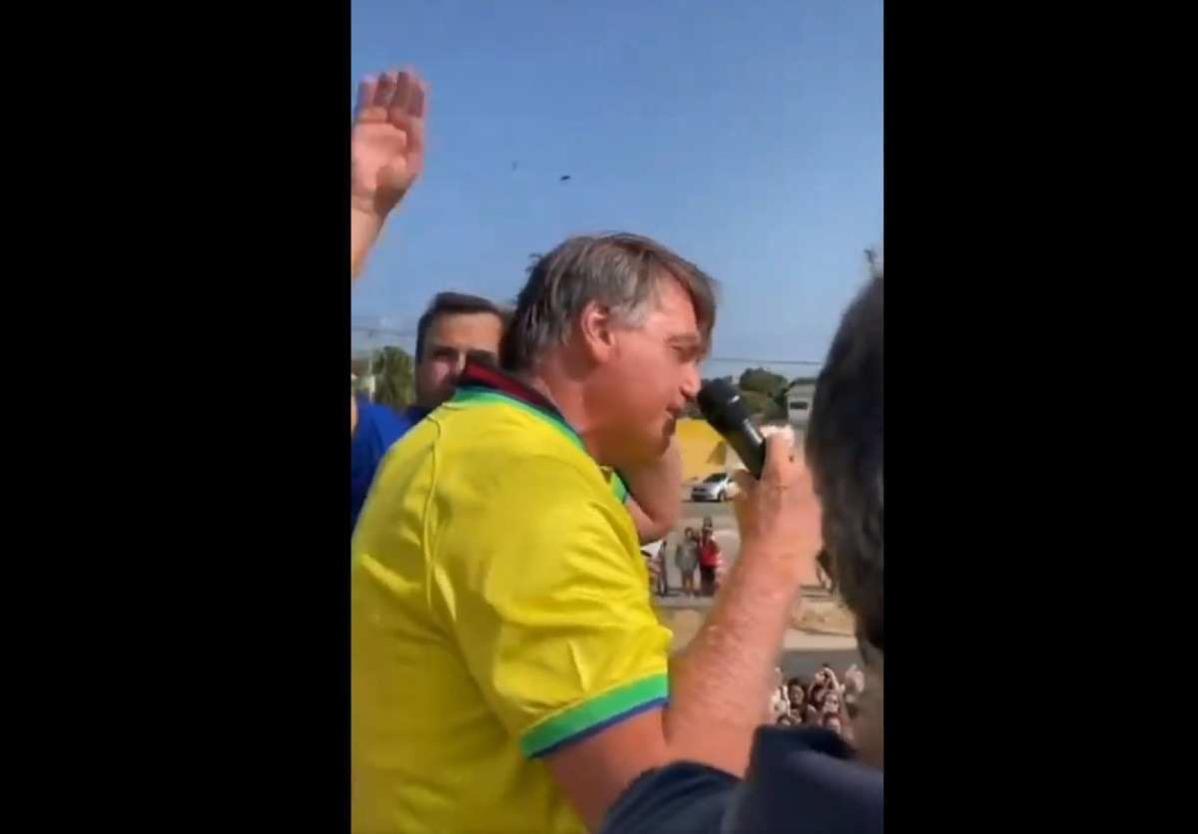 Bolsonaro é atacado por abelhas no RN e encerra discurso