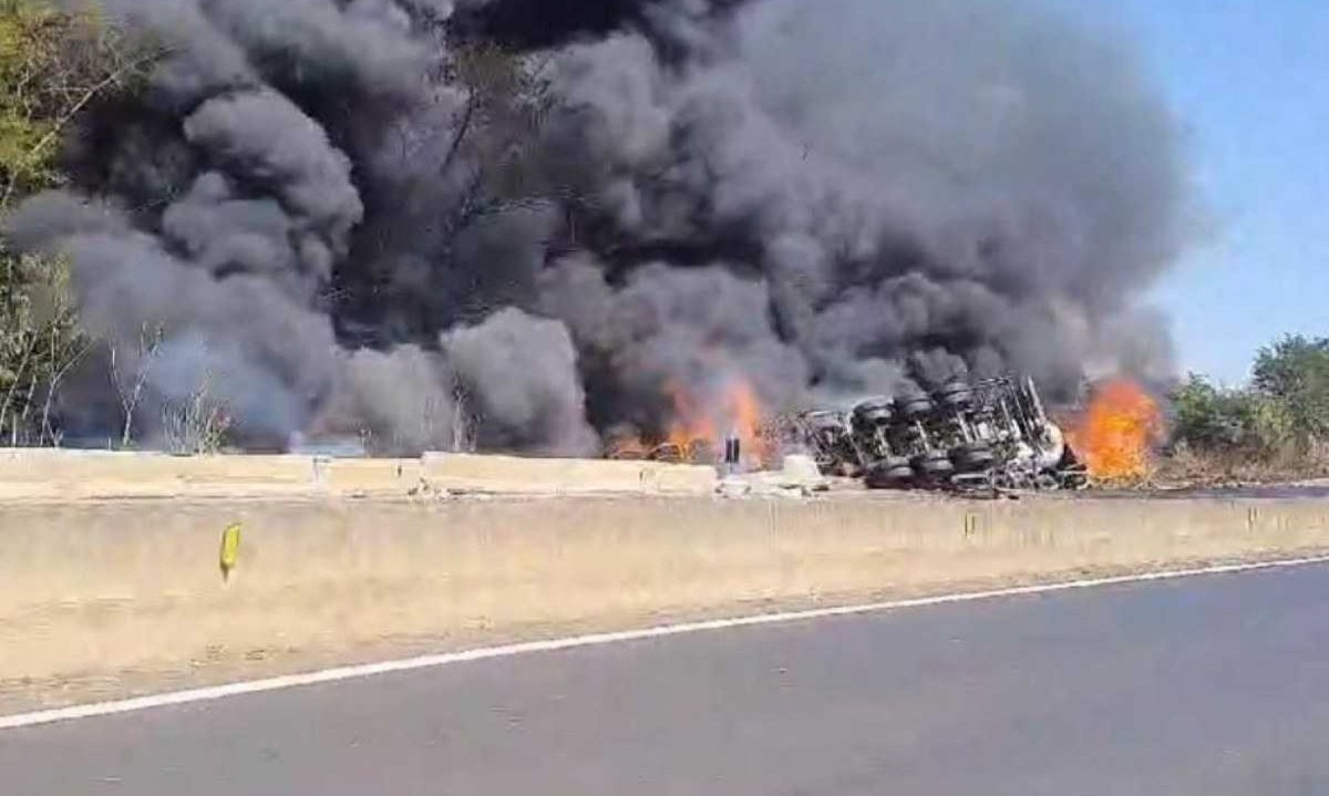 Uma das carretas teria perdido os freios e colidiu na traseira do outra, na BR-050, em Araguari, no Triângulo Mineiro -  (crédito: CBMMG / Divulgação)