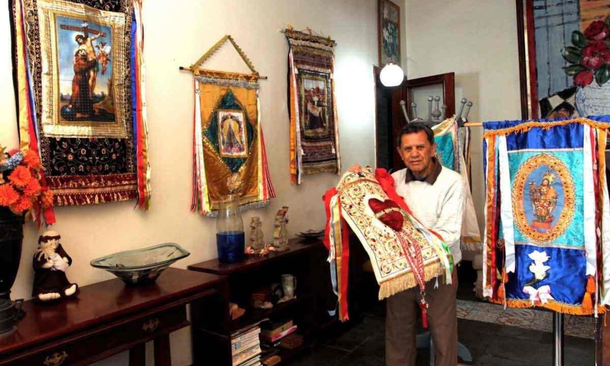 o artesão e restaurador Ailton Batista da Silva com seus estandartes religiosos: 