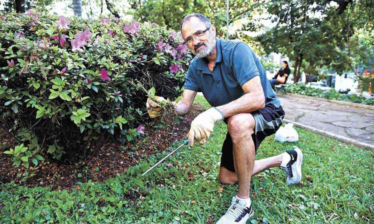 O engenheiro metalurgista, de 67 anos, diz que aprendeu com os pais a importância de não deixar os lugares verdes ficarem abandonados -  (crédito:  Gladyston Rodrigues/EM/D.A Press)