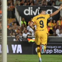 Robert Lewandowski comemora o primeiro gol marcado na vitória sobre o Valencia -  (crédito: Foto: Jose Jordan/AFP via Getty Images)