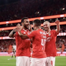 Jogadores do Benfica comemoram o gol marcado por Vangelis Pavlidis na vitória sobre o Casa Pia  -  (crédito: Foto: Filipe Amorim/AFP via Getty Images)