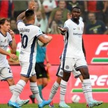 Thuram comemora primeiro gol da Inter ao lado de Lautaro -  (crédito: Foto: Marco Bertorello/AFP via Getty Images)