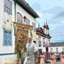 O artista visual Marcelo Brant, de Diamantina, carregando um estandarte feito por ele durante procissão na cidade