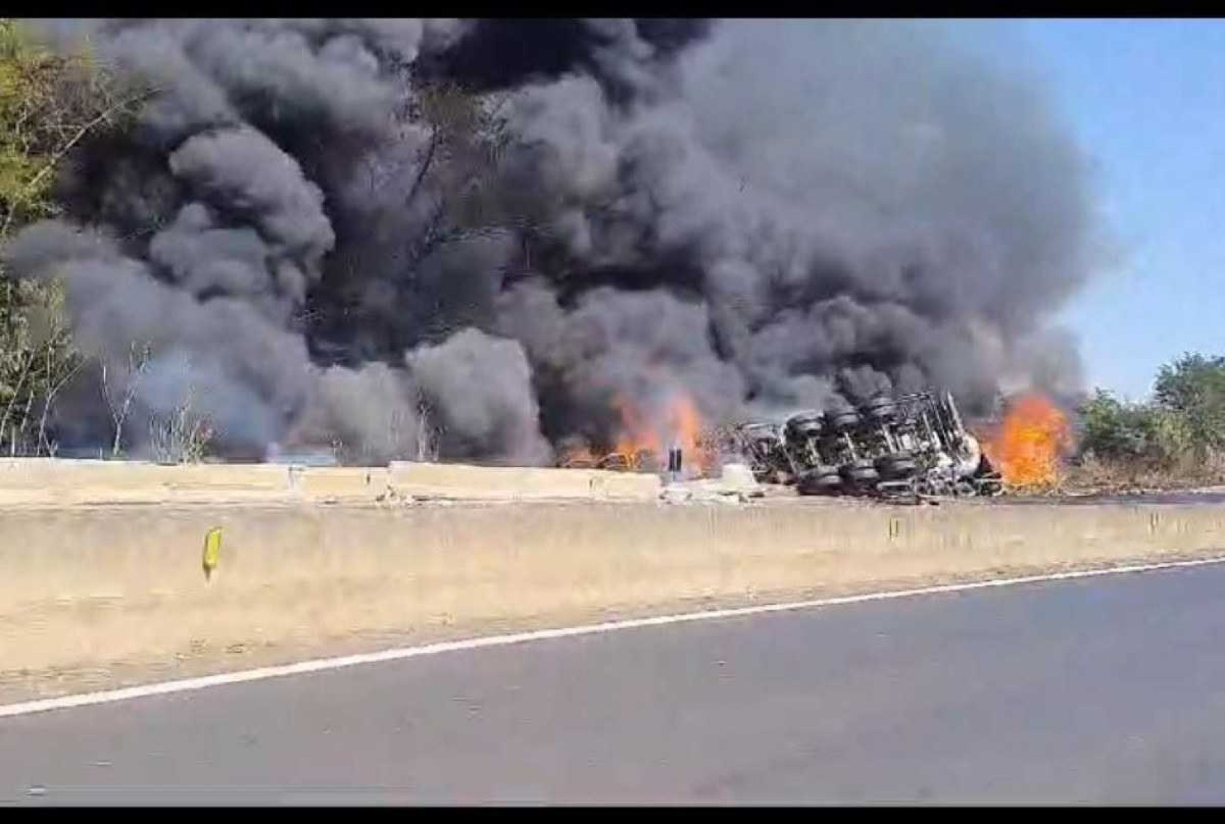 MG: carretas que transportavam combustível colidem e carga explode