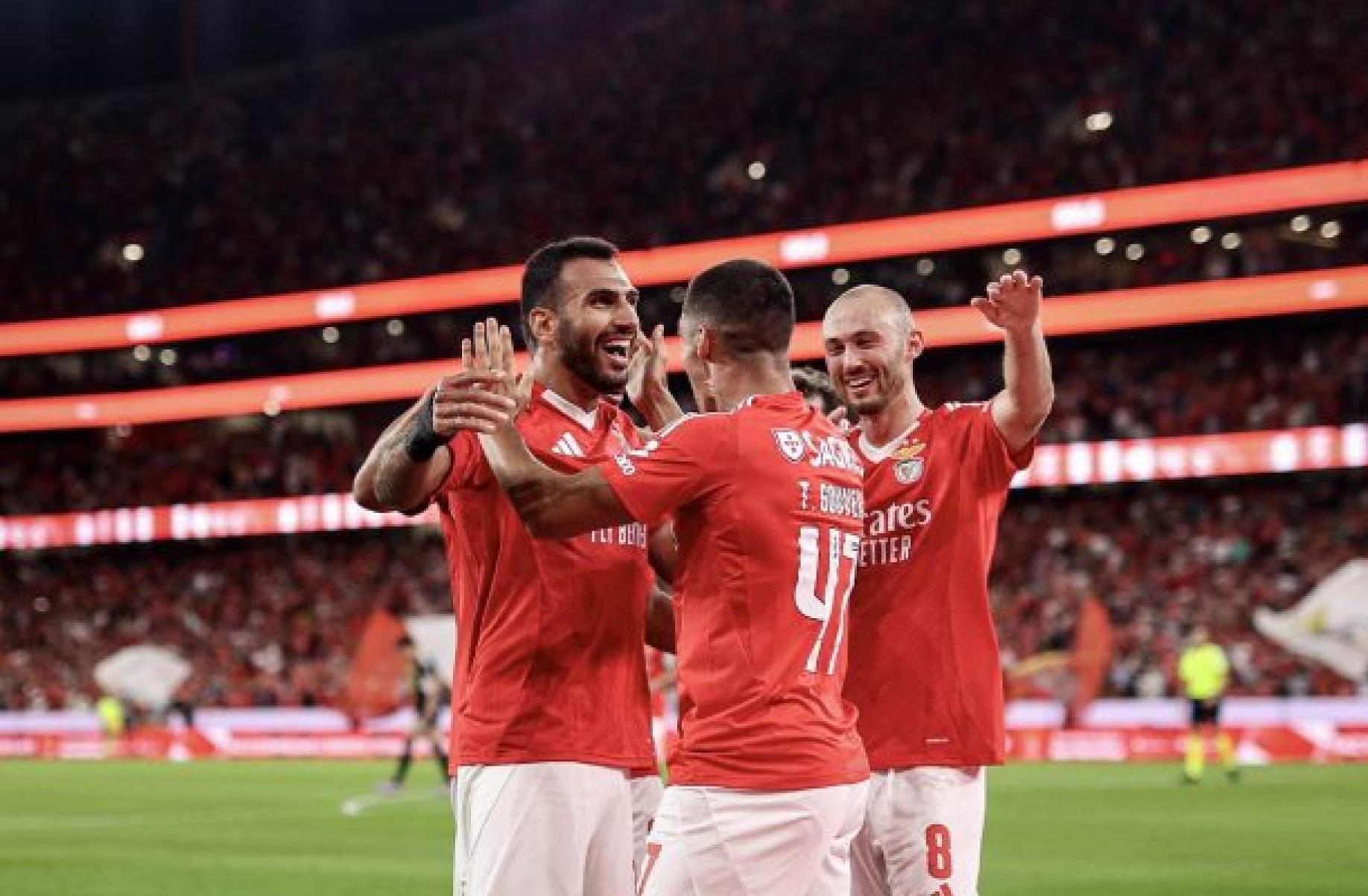 Português: Benfica se recupera de derrota na estreia e vence Casa Pia