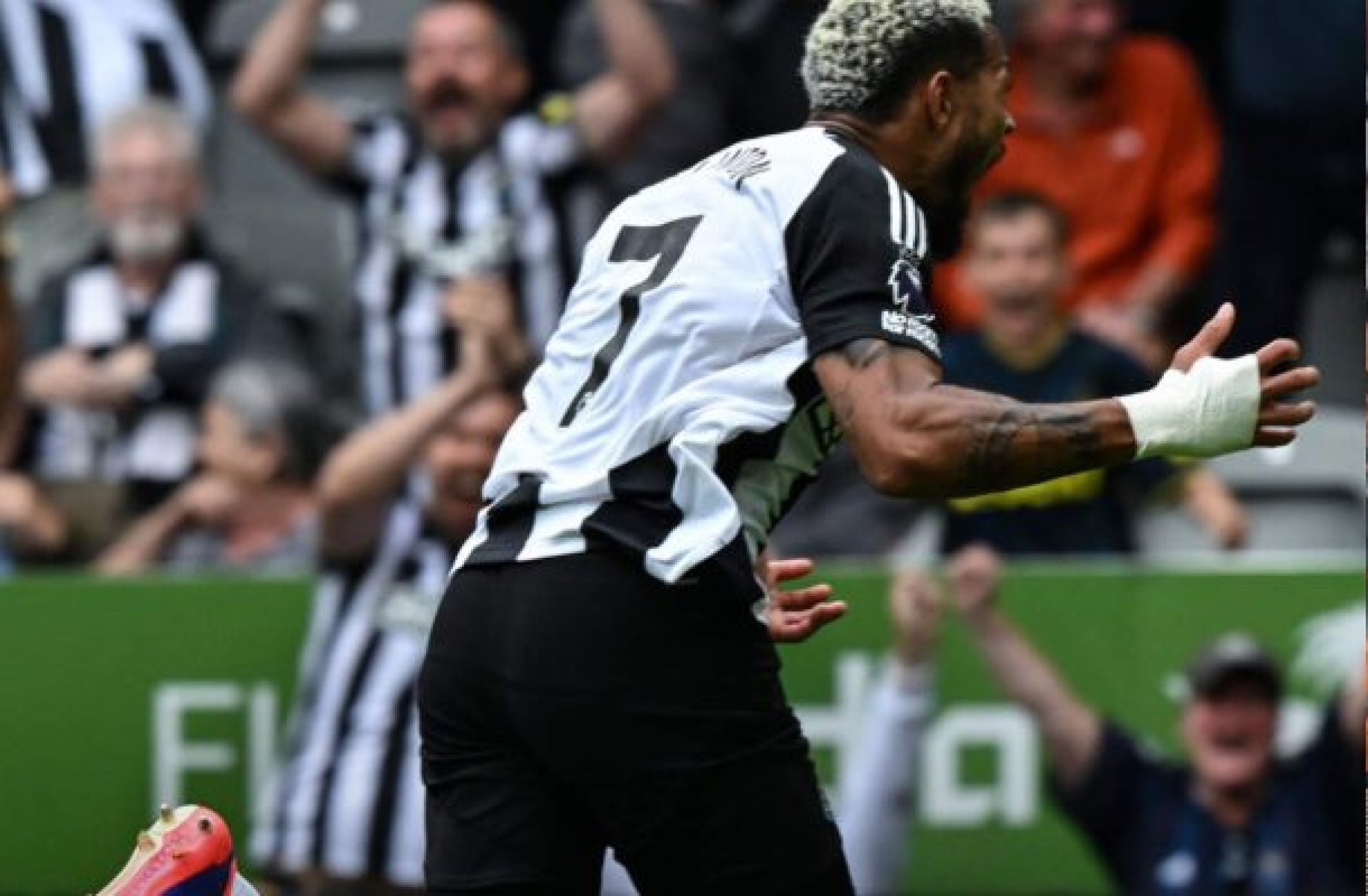 Joelinton marca, e Newcastle estreia com vitória no Inglês