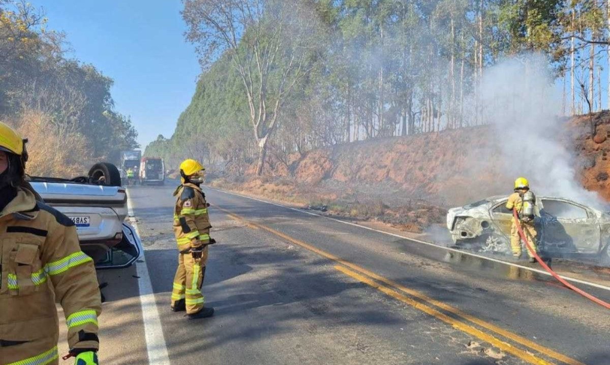 Batida envolvendo um Nissan Kicks e um Chevrolet Prisma aconteceu na altura do km 80 da rodovia estadual MG-170 -  (crédito: CBMMG)