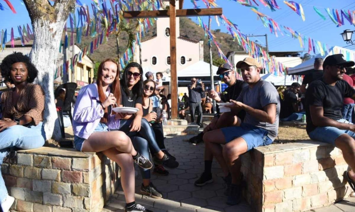 A estudante Andressa Silva Pereira (à esquerda), de Betim, se reuniu com amigos no Festival em Santo Antônio do Salto