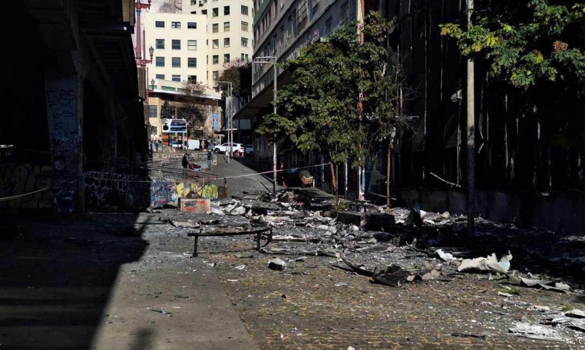 Fachada de prédio no centro de BH ficou destruída em incêndio -  (crédito: Túlio Santos/EM/D.A.Press)