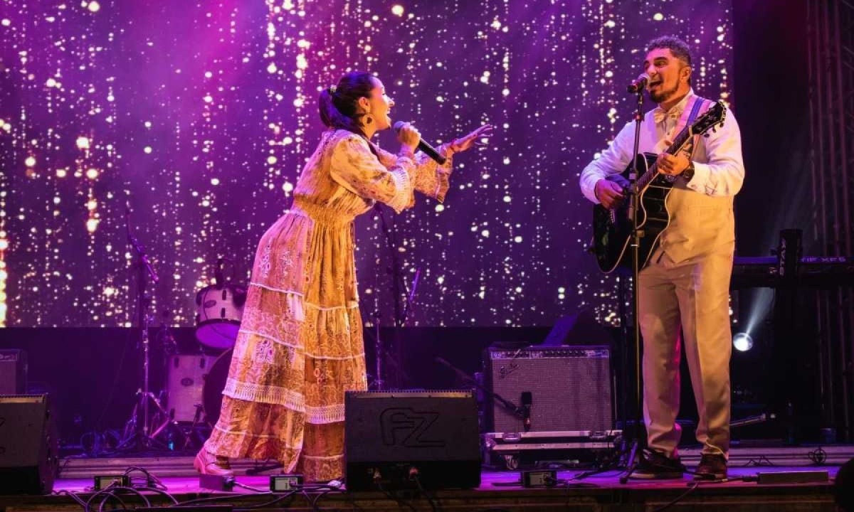 Lidy Brito e Wallace Alexandre interpretaram a canção "Dharma", de Felipe Lucena, na seletiva do Fenac em Três Pontas 
 -  (crédito: Fenac/Divulgação)