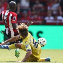  Andersen (de amarelo) tenta vitar que o atacante Wissa, do Brentford, leve perigo à defesa do Crystal Palace -  (crédito: Foto: Henry Nicholls/AFP via Getty Images)