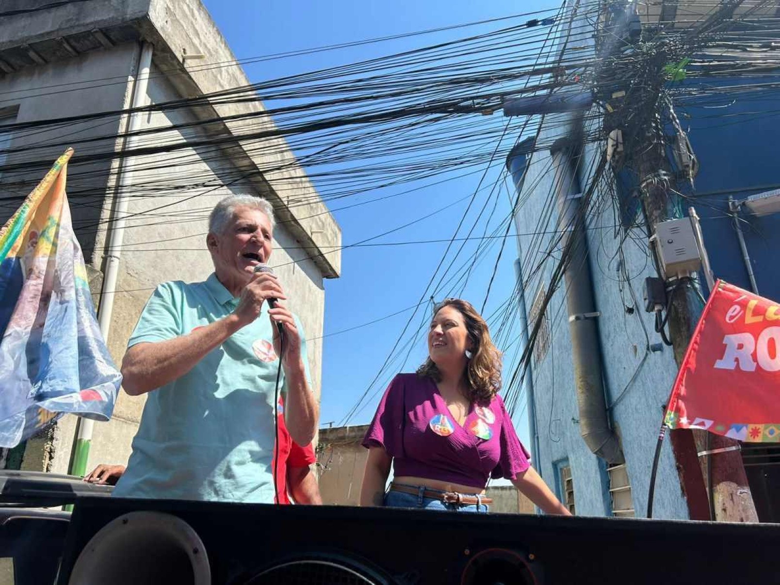 Rogério e Bella discursaram em carro de som para população